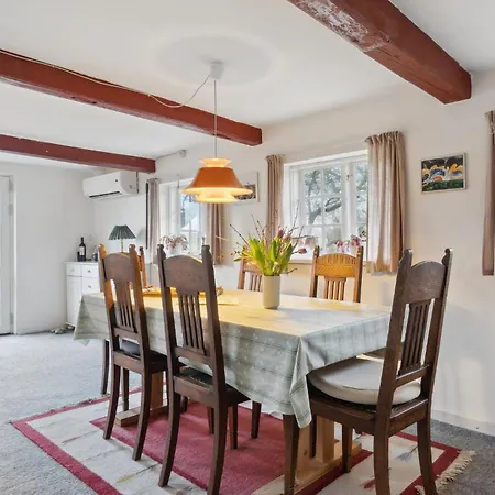 Pet Friendly In With Wifi Holiday home Humble